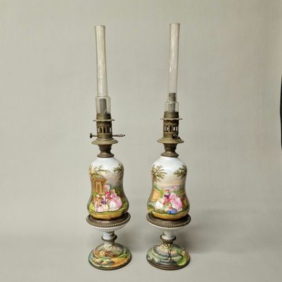 null PAIRE DE LAMPES A HUILE modérateur et leur pied d'Epoque Napoléon III en porcelaine...