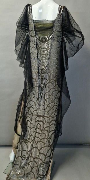 null Gustave BEER circa 1919 - ROBE Art Déco, filet noir brodé de perles argentées...