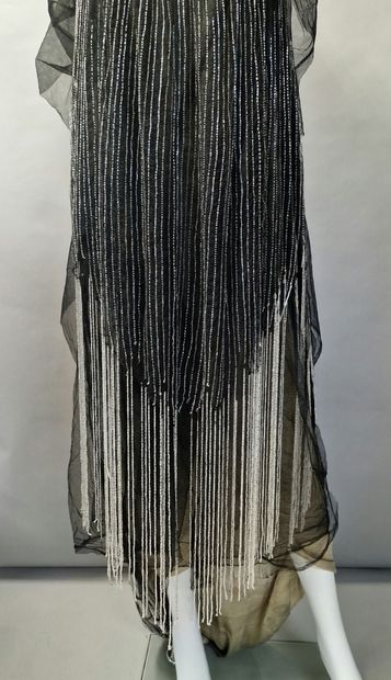 null Gustave BEER circa 1919 - ROBE Art Déco, filet noir brodé de perles argentées...