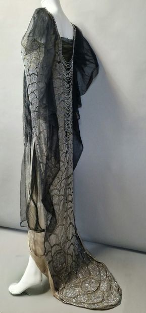 null Gustave BEER circa 1919 - ROBE Art Déco, filet noir brodé de perles argentées...