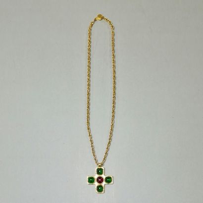 null CHANEL circa 1982 - SAUTOIR chaîne en métal doré retenant un pendentif croix...