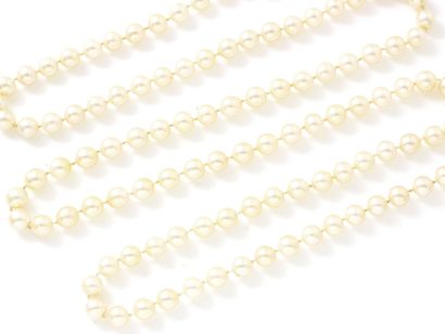 LONG SAUTOIR composé d'un rang de perles...