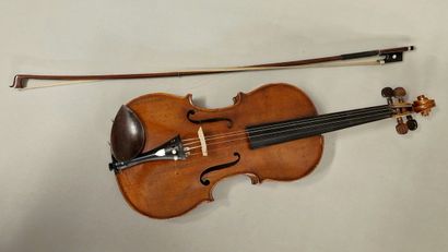 null STUDENT VIOLIN with label "To the city of Cremona, Nicolas Duchêne".
(Cracks...