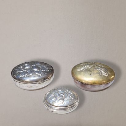 3 BONBONNIERES of three sizes in silver,...