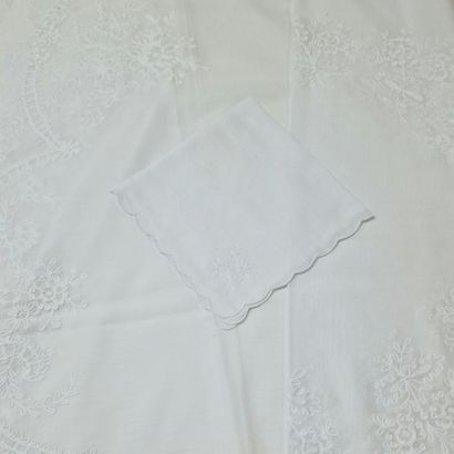 null NAPPE RONDE ET SES 8 SERVIETTES à bord festonné en linon blanc Circa 1970 à...