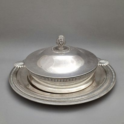 null REUNION OF A ROUND LEGUMIER WITH EARS AND TWO ROUND PLATES OF TWO SIZES in silver...