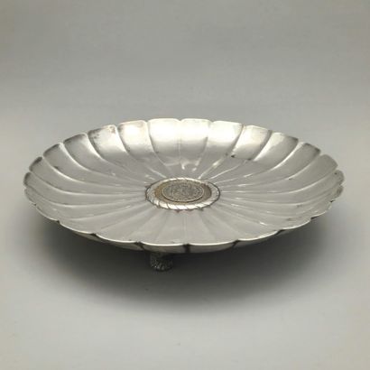 null ROUND TABLE TOP scalloped with ribs in silver 900 Millièmes by KOHLER - Foreign...