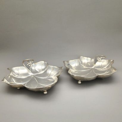 null PAIR OF LIER LEAF CUPS in silver plated metal Circa 1980 standing on three ball...