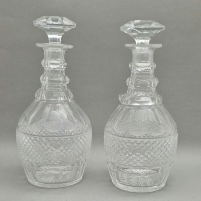 null SAINT LOUIS - MODELE TRIANON (Crée en 1834) - PAIRE DE CARAFES en cristal blanc...