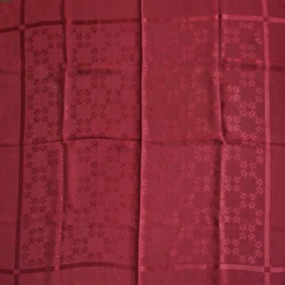 null GUCCI - CARRE en soie façonnée à décor de mors sur fond rouge
75 x 75 cm
BE