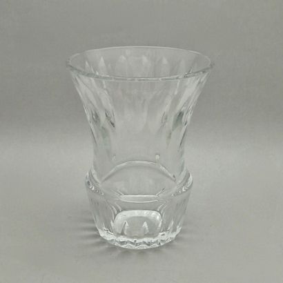 null BACCARAT - VASE DE FORME CORNET Circa 1960 en cristal taillé 
H. 18,5 cm
Marque...