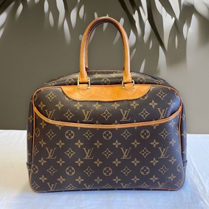 Lot - LOUIS VUITTON 'DEAUVILLE' BAG