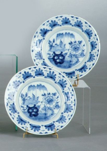 null Delft - deux assiettes en faïence décor en camaïeu bleu de motifs naturalistes...