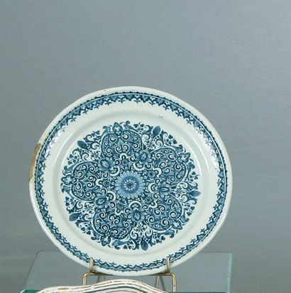 null Lille - 1ère moitié du XVIIIème siècle - une assiette plate ronde décor flamboyant...