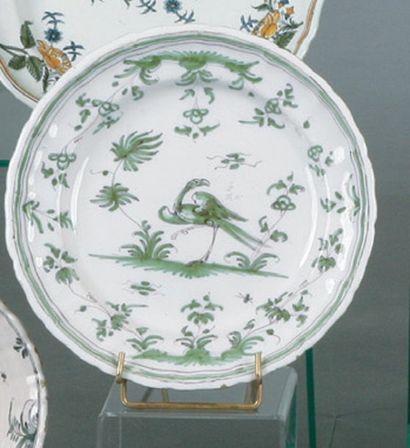 null Moustiers - Deuxième moitié du XVIIIème siècle - une assiette plate à bord chantourné...