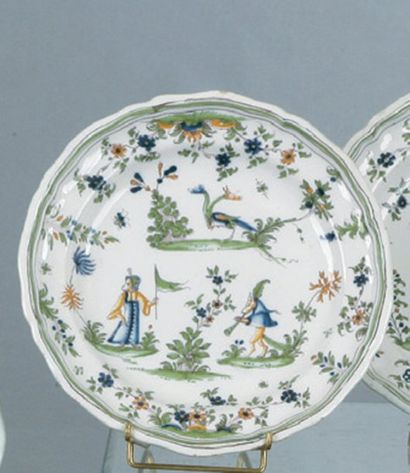 null Moustiers - vers 1750 - Fabrique d'Olerys une assiette plate à bordure chantournée,...