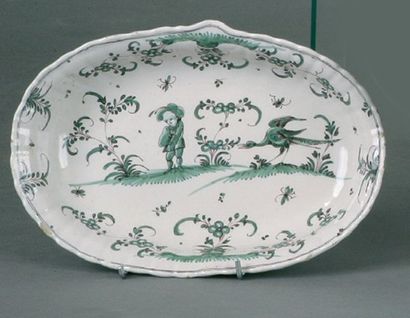 null Moustiers - moitié du XVIIIème siècle - cuvette de forme ovale à bordure chantournée,...
