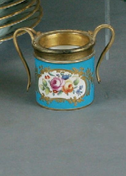null Tasse en porcelaine avec monture en bronze doré, décor en reserve de fleurettes...