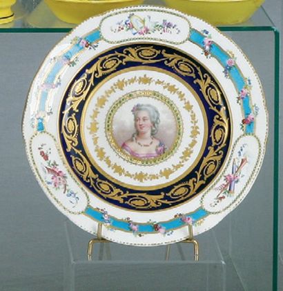 null Sèvres - Assiette en porcelaine à décor central polychrome de dame de qualité...