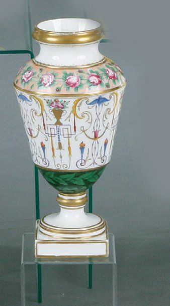 null Vase de forme balustre en porcelaine décor polychrome dans l'esprit de Salembier...
