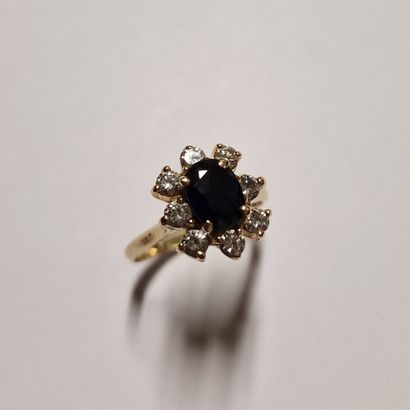 null MARGUERITE RING Circa 1950 in yellow gold 750 Millièmes centered on an oval-cut...