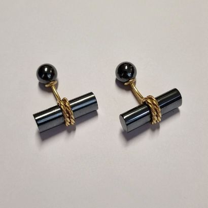 null PAIR OF HANDLEBUTTONS Circa 1980 in yellow gold 750 Millièmes and hematite
PB....