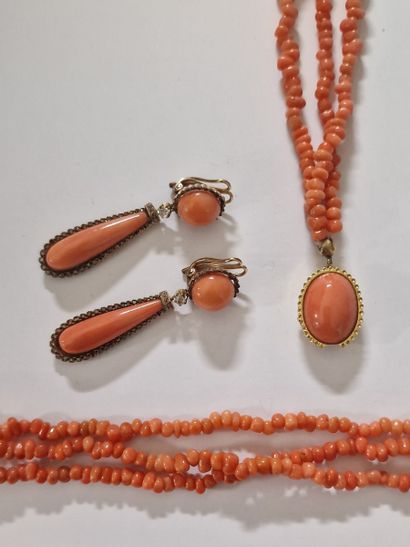 null CORAL COMPOSITE SET including :
- NECKLACE with 3 intertwined strands, clasp...