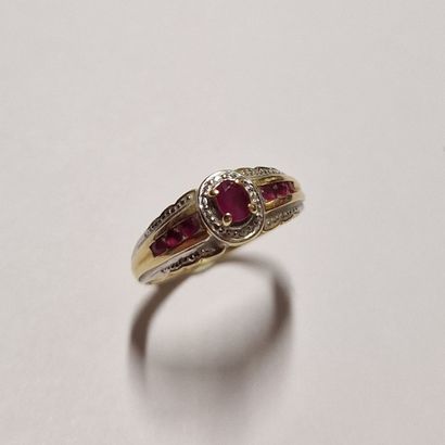 null Mid-20th century two-tone gold ring set with small calibrated rubies
PB. 2,7...
