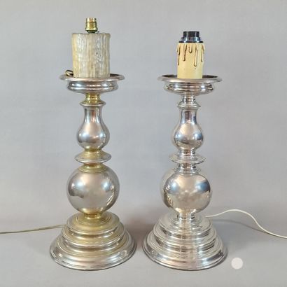 null PAIR OF ELECTRIC LAMP FEET in the form of 17th Century style silver-plated bronze...