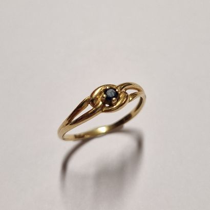 null Modern ring in yellow gold 750 Millièmes set with a small sapphire
PB. 1,6 g
TDD....