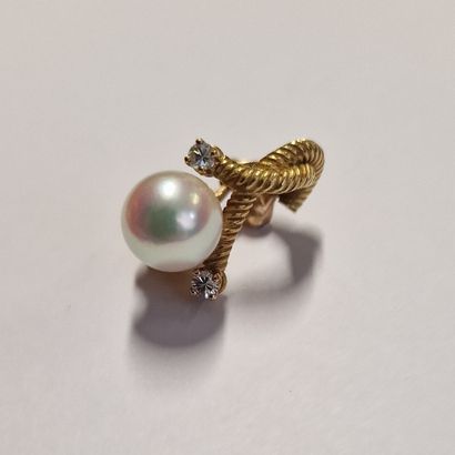 null Moderne EAR CLIP in yellow gold 750 Millièmes set with a cultured pearl and...