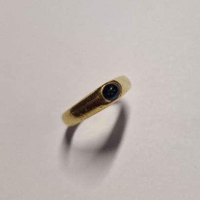 null MID-20th CENTURY RING in yellow gold 750 Millièmes set with a small sapphire...