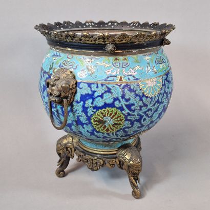 null CACHE POT Circa 1860-1880 in bronze and polychrome cloisonné enamel with Chinese-style...