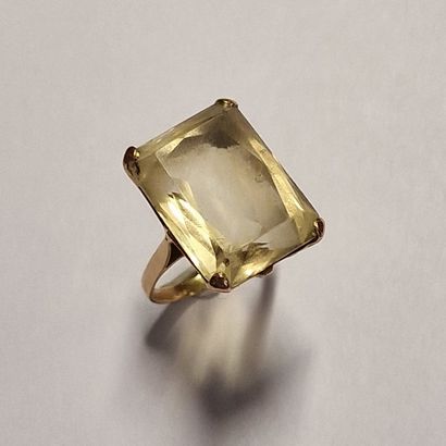 null MID-20th CENTURY RING in pink gold 750 Millièmes set with a rectangular faceted...