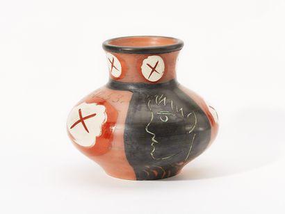 Pablo PICASSO (1881-1973) Edition MADOURA
FACE IN PROFILE - 1953
Vase en céramique... Gazette Drouot