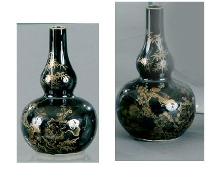 null Chine - Paire de petits vases gourdes émaillés noir - Décor peint de paysage...