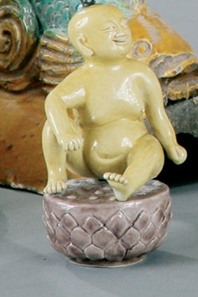 null Chine - Petit Hoho assis sur un lotus en porcelaine émaillé jaune Hauteur :...