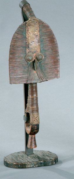 null Afrique - Sculpture votive en cuivre et fil de cuivre - Hauteur : 53 cm