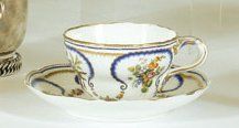 - Sèvres Tasse et sous tasse en porcelaine décor polychrome XVIIIème siècle