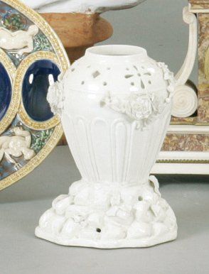 null - Pot formant pot pourri en porcelaine à décor de fleurettes - Il repose sur...