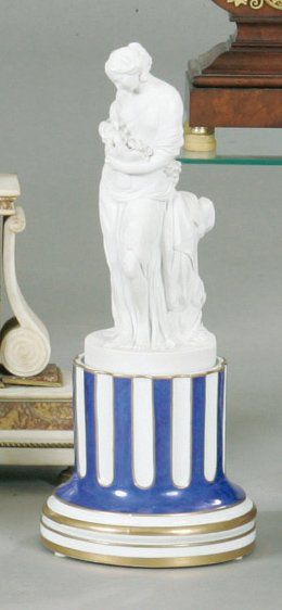 null - Sculpture en biscuit et porcelaine - Elle figure une dame vêtue à l'antique...