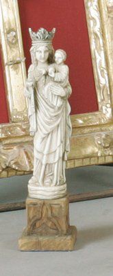null - Vierge à l'enfant - Groupe en ivoire sculpté. Fin du XIXème siècle - Début...