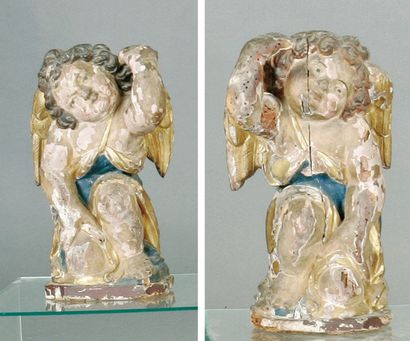 null - Paire d'anges cariatides en bois polychromé, doré et sculpté en ronde-bosse....