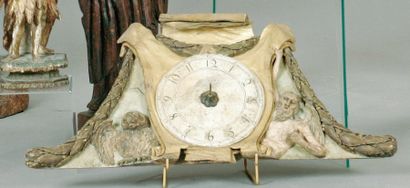 null - Elément d'horloge en bois sculpté patiné et doré - Décor à l'allégorie du...