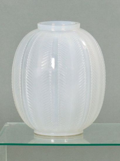 - Lalique -Vase "Biskra" en verre blanc soufflé moulé opalescent - Signé R. Lalique...