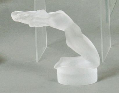 - Lalique - Presse papier "Chrysis" - verre blanc moulé pressé et opalescent - signé...