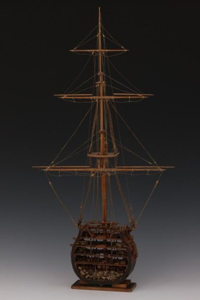 null MAQUETTE - Coupe transversale avec un mât, d’un navire du XVIIème siècle Bois...