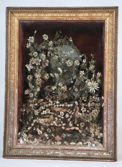 null TABLEAU : Composition en coquillages d'un bouquet de fleurs sur un rocher. Cadre...