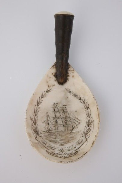 null CUILLERE en coquillage gravé d'une caravelle, «Indian Ocean » 1876»,petit manche...