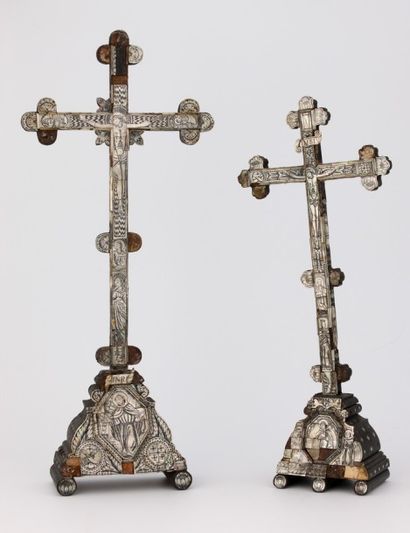 null LOT :

Grand CRUCIFIX en bois recouvert de nacre gravée du Christ et de personnages...